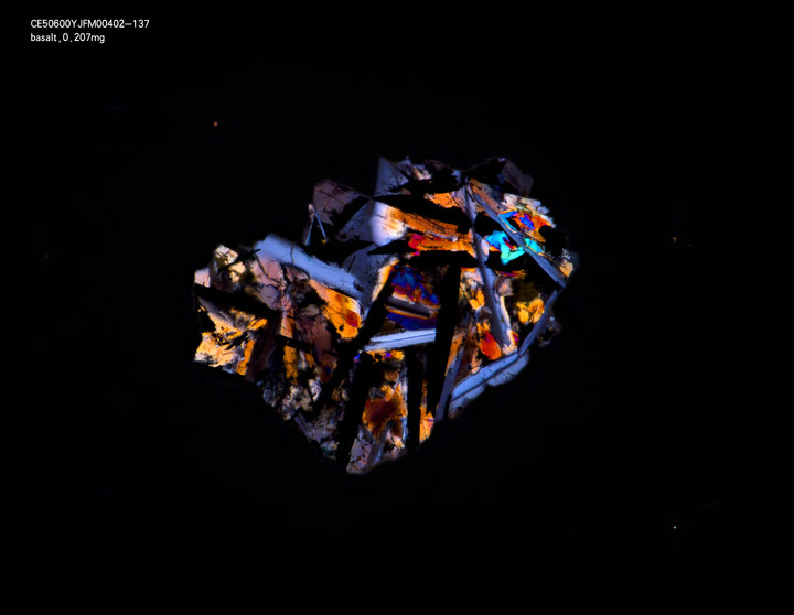 中国科学家展现嫦娥五号月壤微观之美