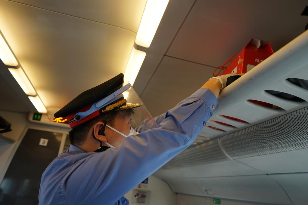 新华全媒+丨走近三位中秋节坚守岗位的普通人