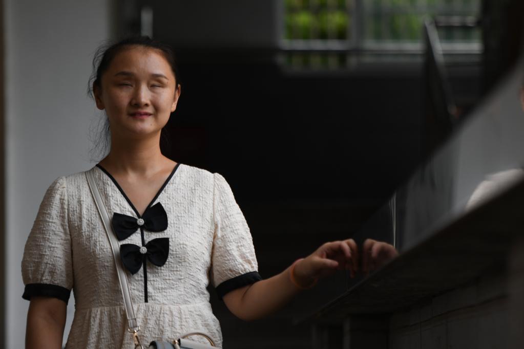 盲人教师张晨:用音乐之光照亮残障孩子心田