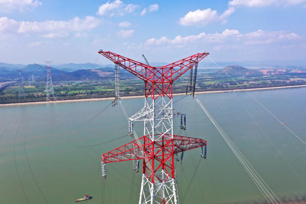 新华全媒+丨&ldquo;西电东送&rdquo;大动脉 特高压白浙线安徽段长江大跨越线路贯通