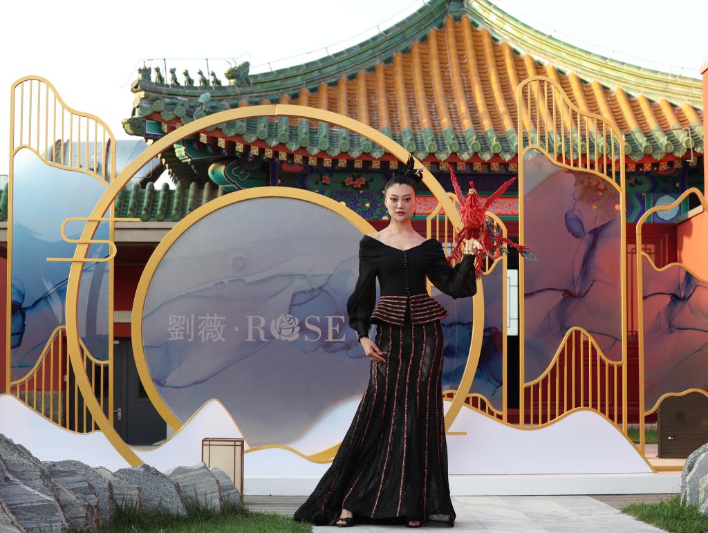 北京时装周上演&ldquo;刘薇非遗作品大赏&rdquo;时装秀