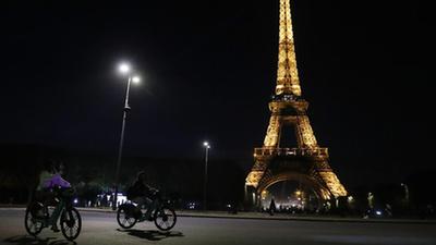 法国：为省电 埃菲尔铁塔将提前熄灯