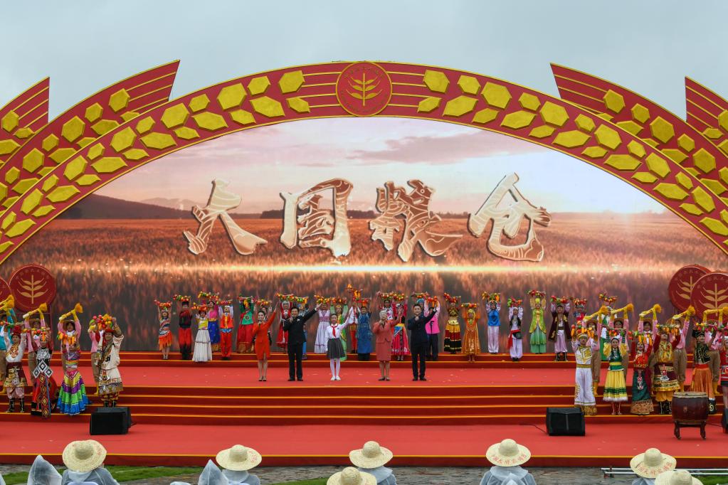 新华全媒+丨庆丰收·迎盛会”——四川新津举行中国农民丰收节系列活动