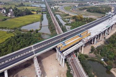 芜合高速公路上跨淮南铁路箱梁架设完成