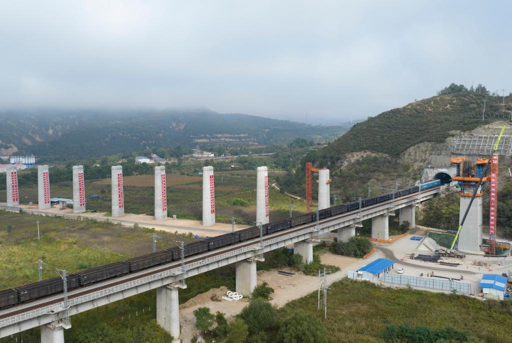 新華全媒+丨陜北革命老區首條高鐵建設穩步推進