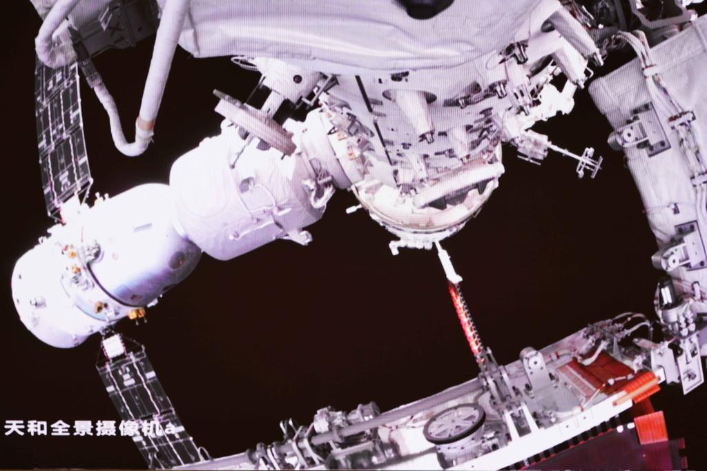 我国成功实施问天实验舱转位 中国空间站组合体转为两舱&ldquo;L&rdquo;构型在轨飞行