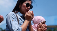 印尼民眾悼念球場踩踏事件遇難者