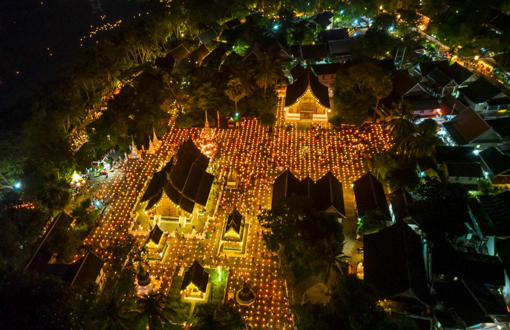 老挝琅勃拉邦庆祝灯船节