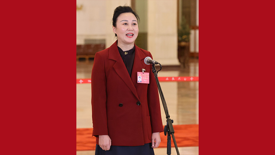 杨浪浪代表接受采访