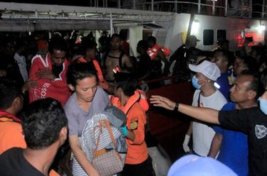 印尼一艘客轮起火 14人丧生