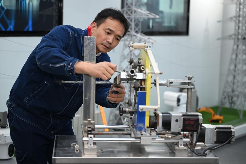 新华全媒+·二十大代表在基层丨廖志斌:宣讲党的二十大精神 守护输电线路安全