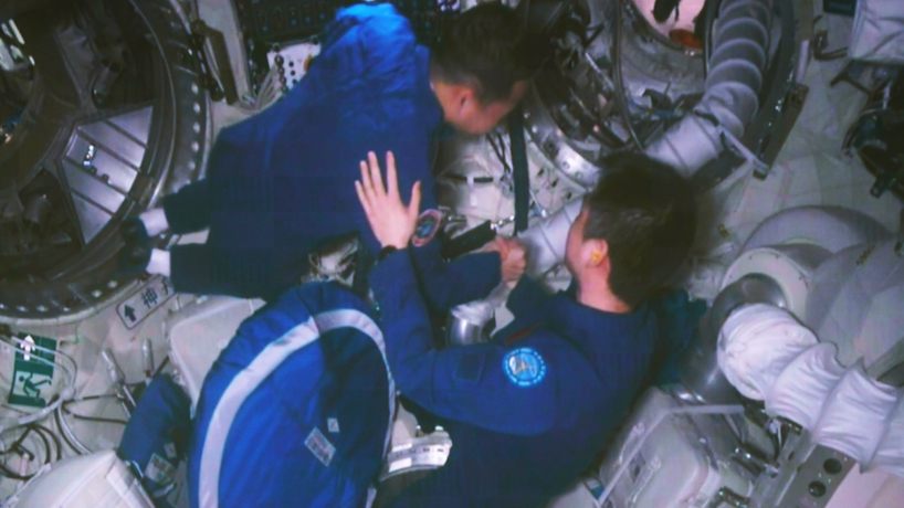 两个航天员乘组首次实现“太空会师”