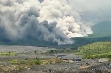 印度尼西亚塞梅鲁火山喷发