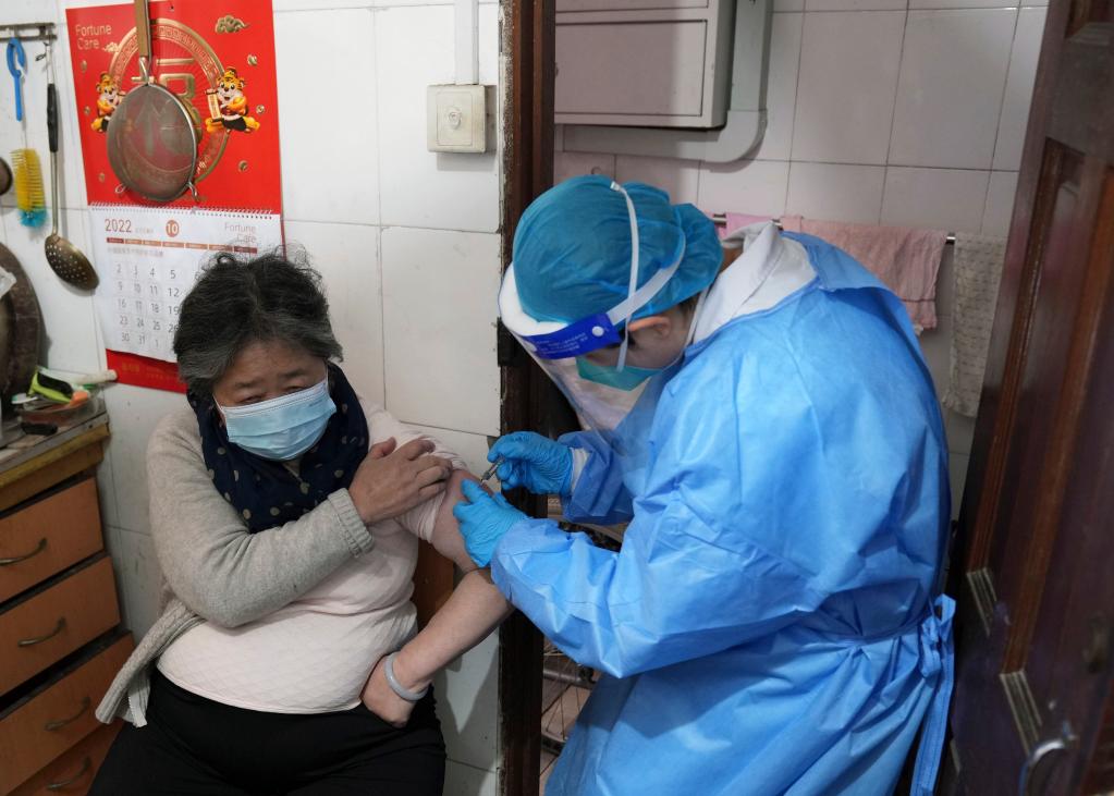 新华全媒+｜上海旧里弄的疫苗接种小分队