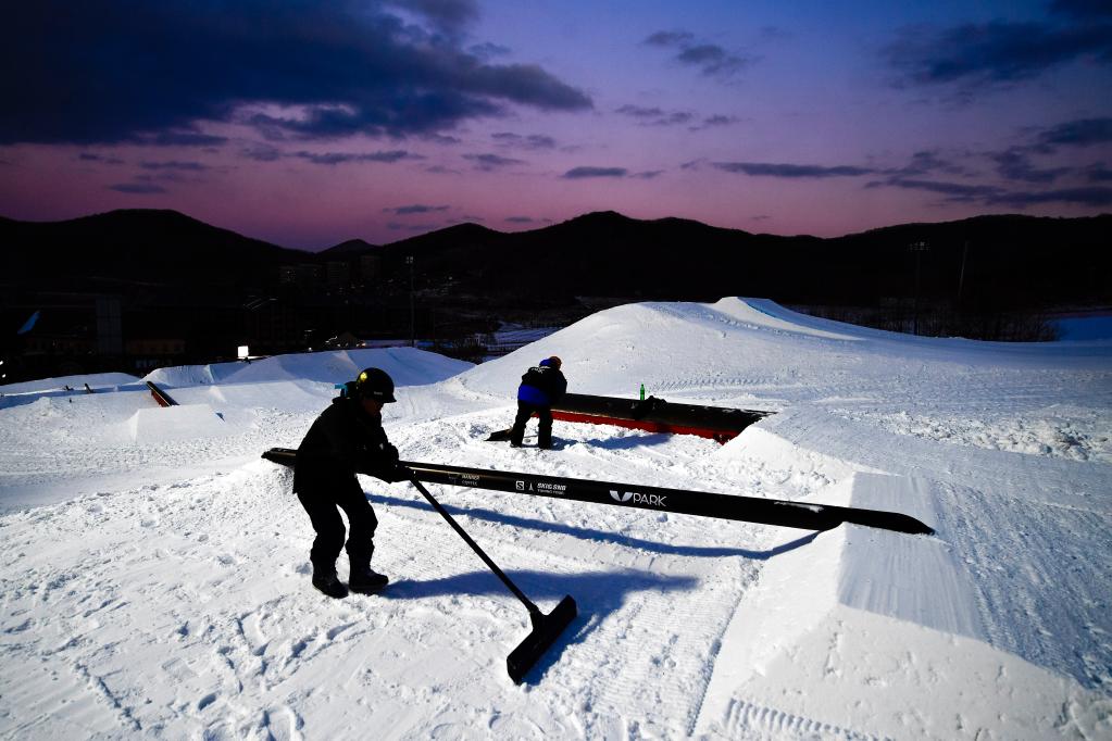 新华全媒+丨热雪“燃”冬！这群人带你“飞冰跃雪”