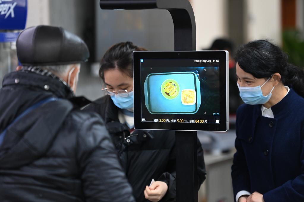 杭州临安:社区建起“幸福食堂” 方便老人就餐