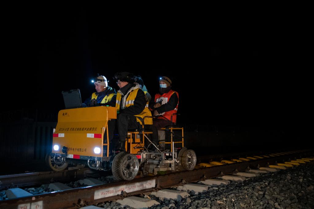 新华全媒+丨高原寒夜，铁路&ldquo;敞篷车&rdquo;为&ldquo;复兴号&rdquo;护航