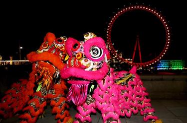 英国&ldquo;伦敦眼&rdquo;亮起中国红