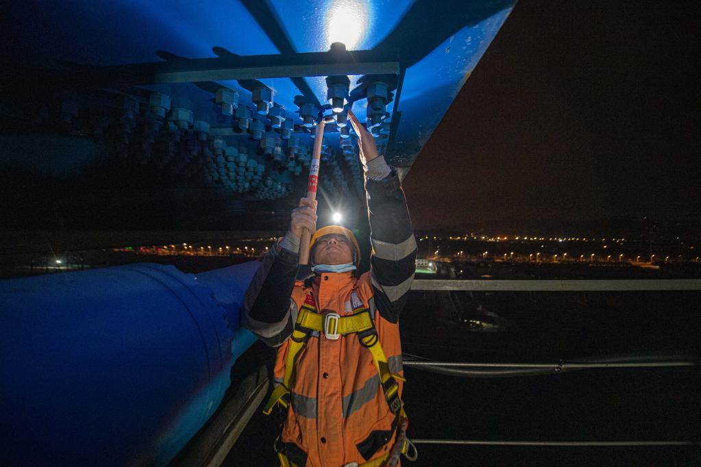 新华全媒+&middot;新春走基层丨穿梭在冬夜中的高铁&ldquo;桥梁医生&rdquo;