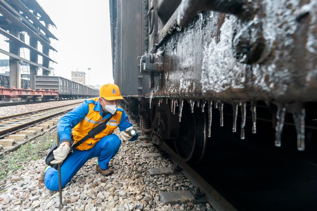 新华全媒+&middot;新春走基层｜一人列检所