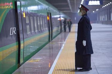 新华全媒+&middot;新春走基层丨青年司机沙马伍且：我把&ldquo;复兴号&rdquo;开进大凉山