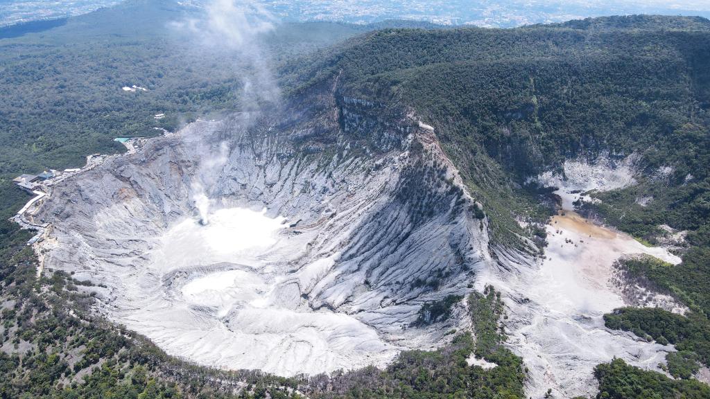 印尼万隆的覆舟火山