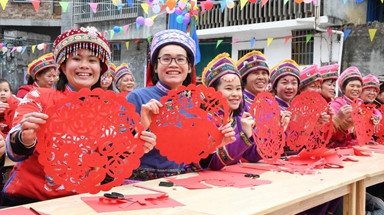 中国少数民族群众别样庆新春