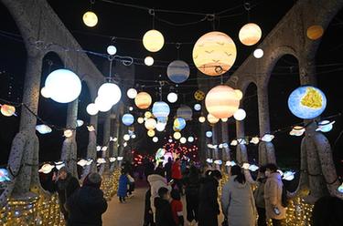 新华全媒+丨新春灯会扮靓节日夜空