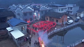 千城年俗丨湖北通山：240米“板凳巨龙”舞动迎新春