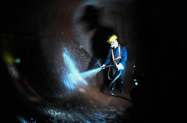 新华全媒+&middot;新春走基层丨探访洗罐工