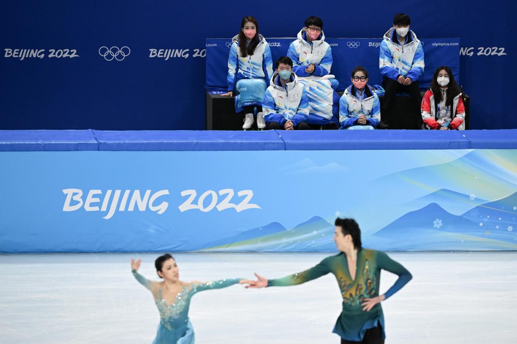 新华全媒+丨能滑冰会补冰，这个志愿者现在教滑冰