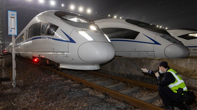 高铁“探路先锋” 追光守护春运