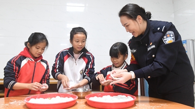 爱心传承半世纪 警民情暖元宵节