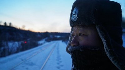 风雪中护航春运，他扎根长白山下30年