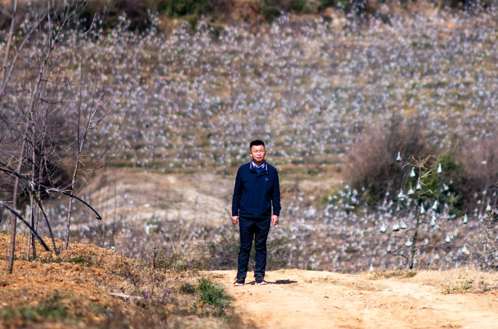 新华全媒+丨代表履职故事&mdash;&mdash;袁海波：来自农民工 为了农民工