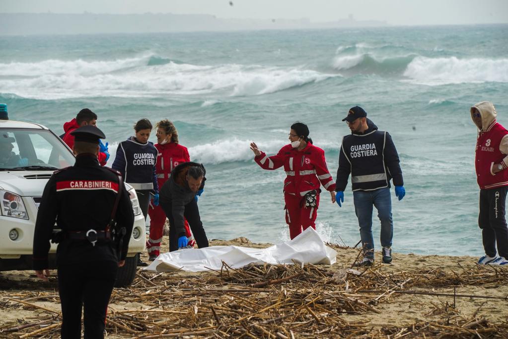 一艘移民船在意大利南部海域沉没 至少40人丧生