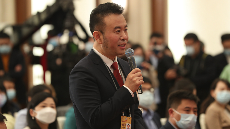 记者在现场提问