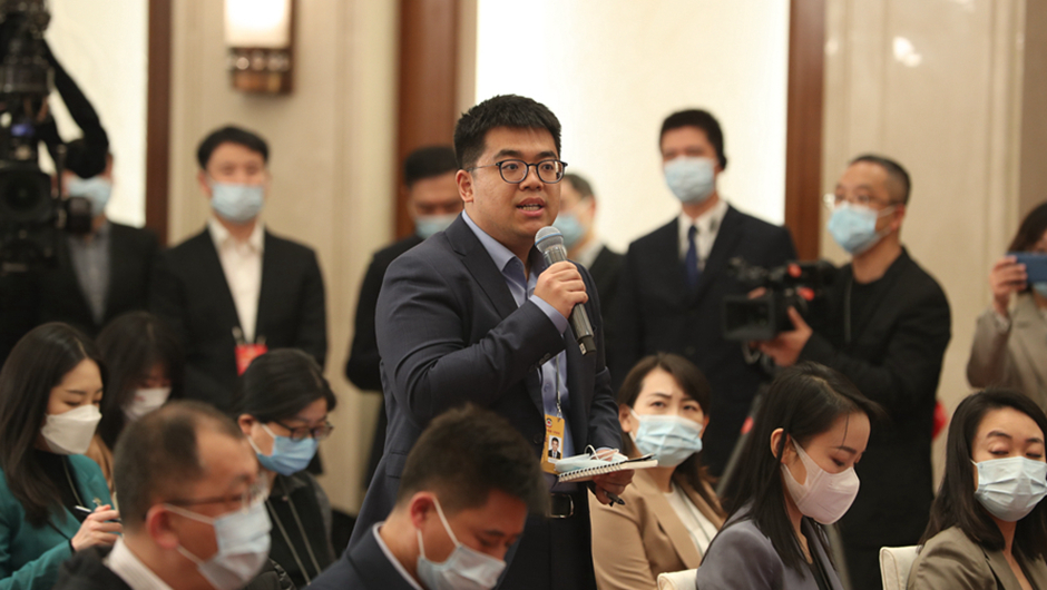 记者在现场提问