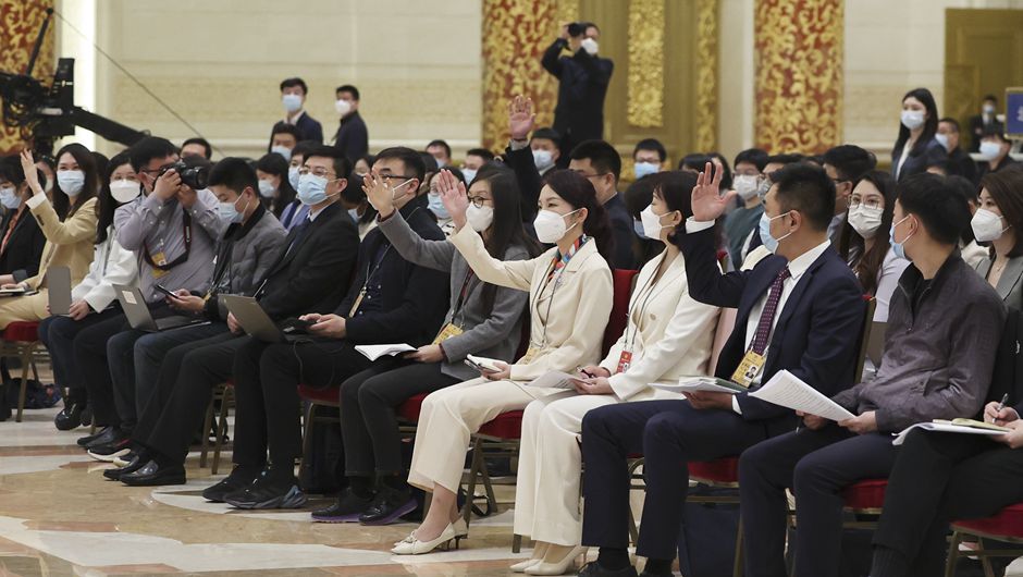 记者在举手提问