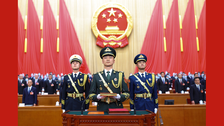 3名礼兵护送《中华人民共和国宪法》入场