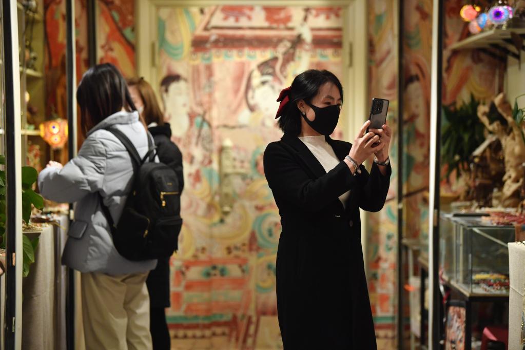 强信心&middot;开新局丨甘肃敦煌：&ldquo;夜经济&rdquo;升温 激发古城新活力