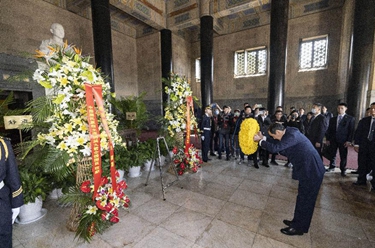 马英九拜谒南京中山陵 题写&ldquo;和平奋斗 振兴中华&rdquo;