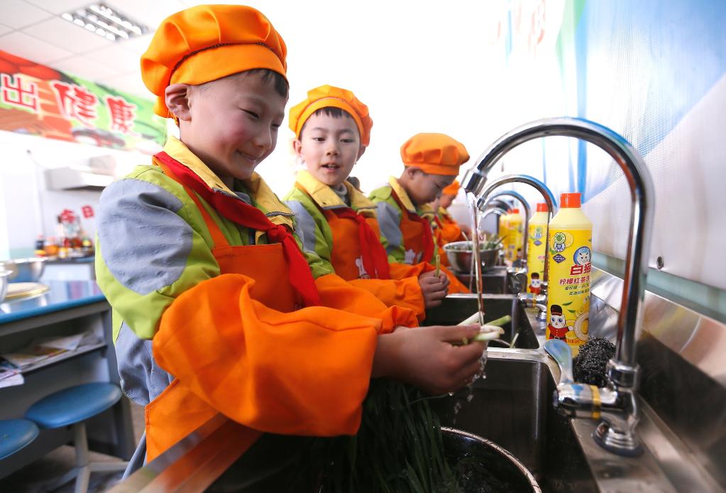 山东即墨：&ldquo;烹饪课堂&rdquo;学厨艺&nbsp;