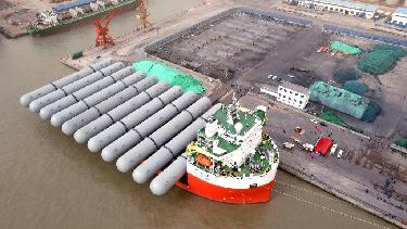 山东荣成：&ldquo;巨无霸&rdquo;石油液化气储罐启运非洲