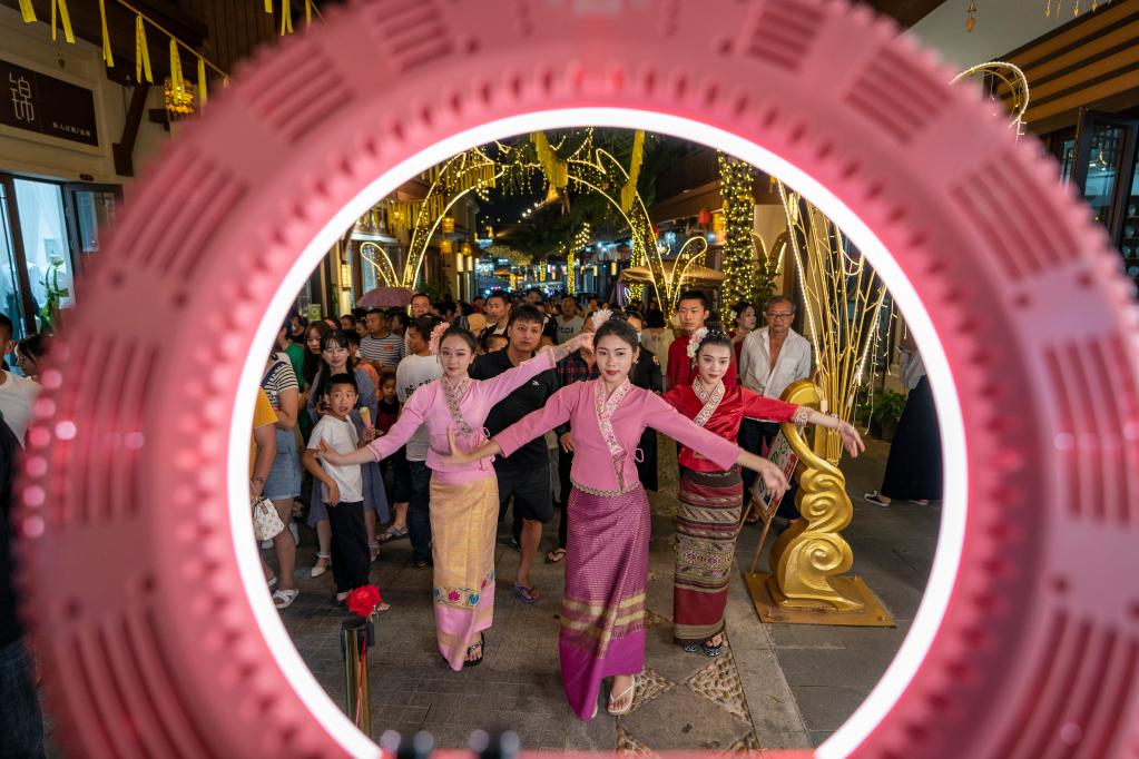 云南芒市：民族风情点燃边城&ldquo;夜经济&rdquo;