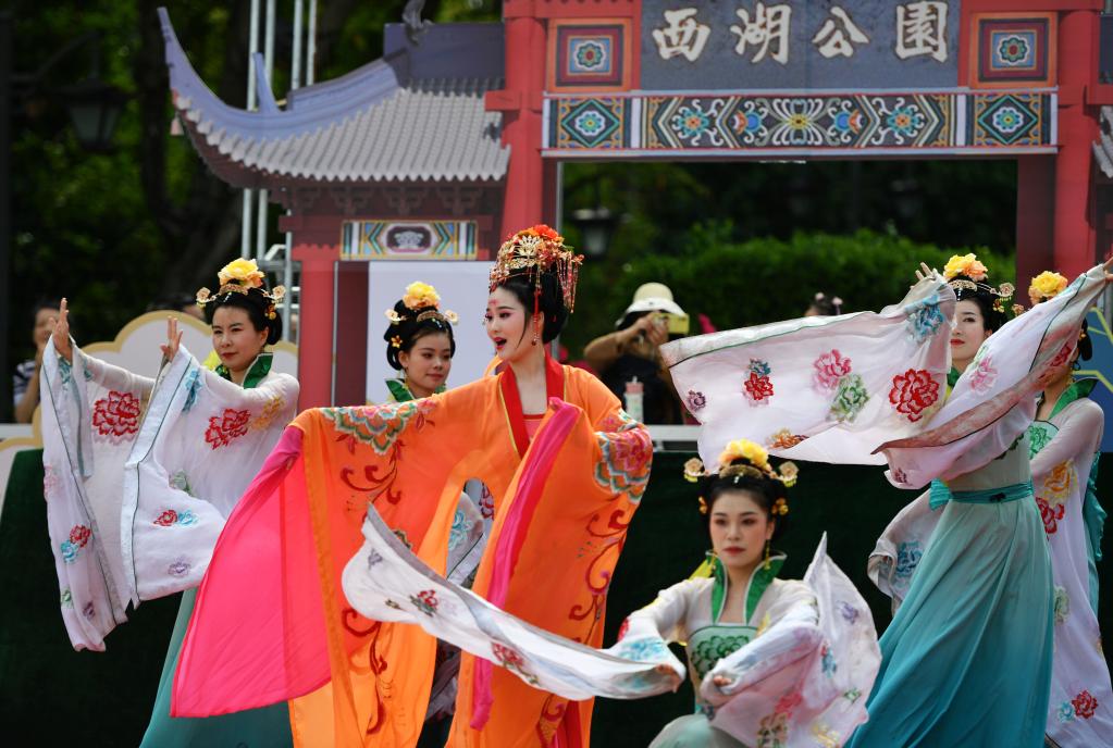 福建福州：上巳百花竞春光