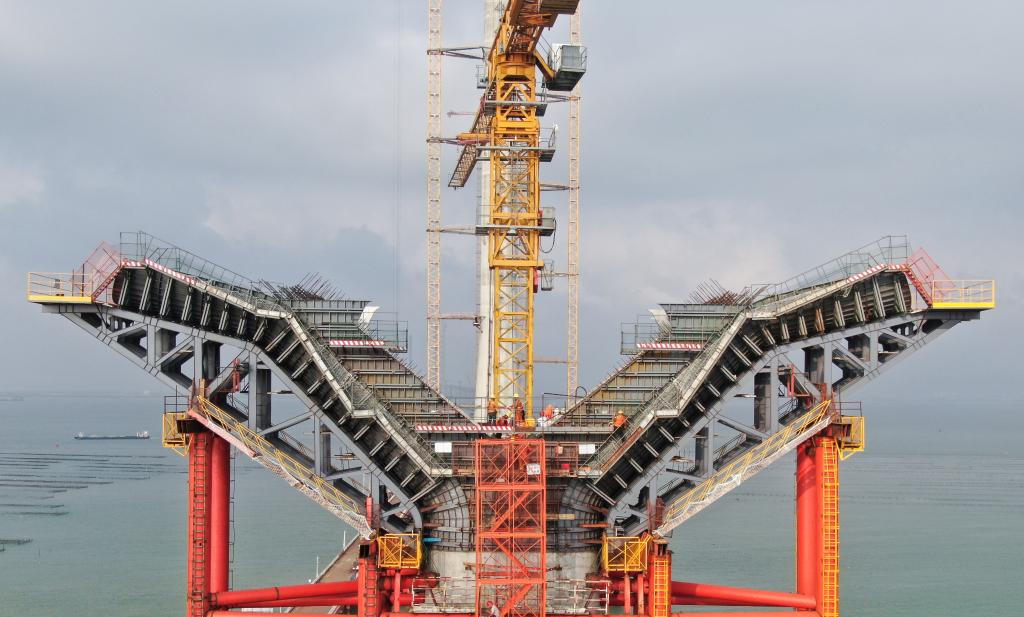 广东:黄茅海跨海通道主塔全部封顶