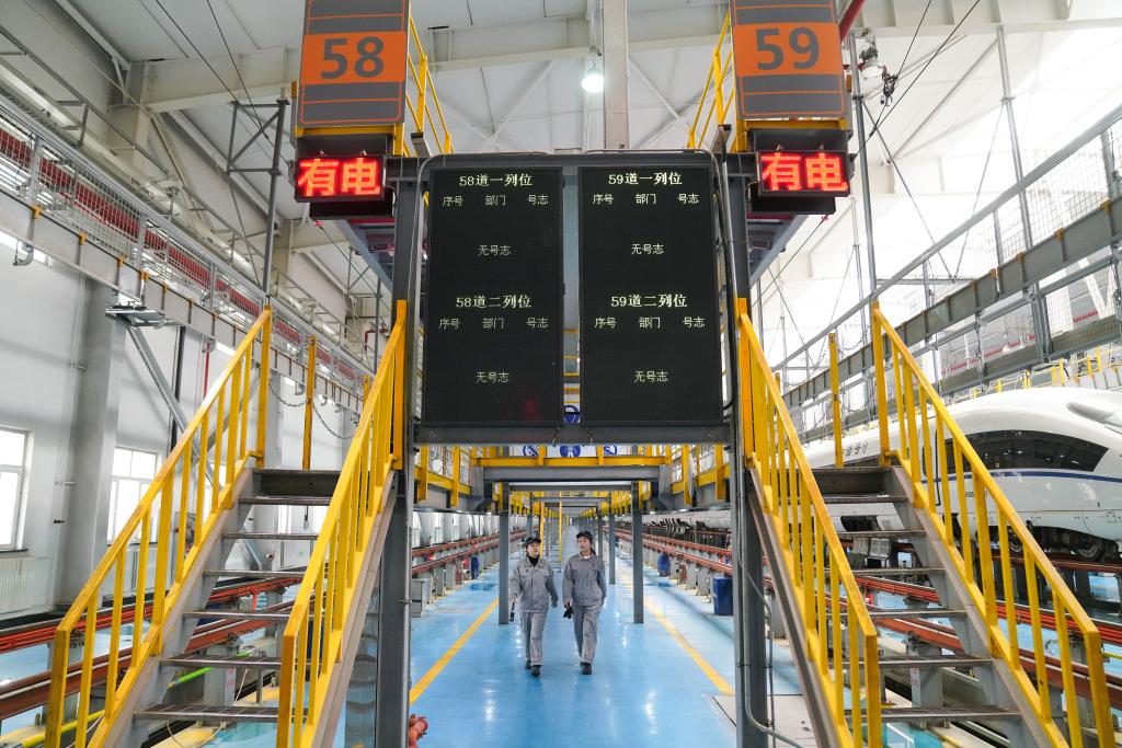 动车组&ldquo;机械女团&rdquo;：驻守检修一线 绽放青春芳华