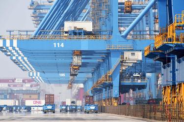 山东港口青岛港：全自动化码头再创新纪录