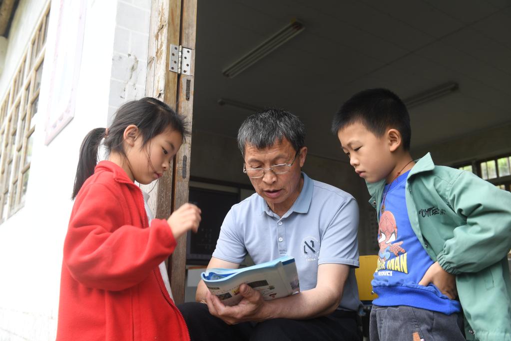 9校&middot;41年&middot;60岁